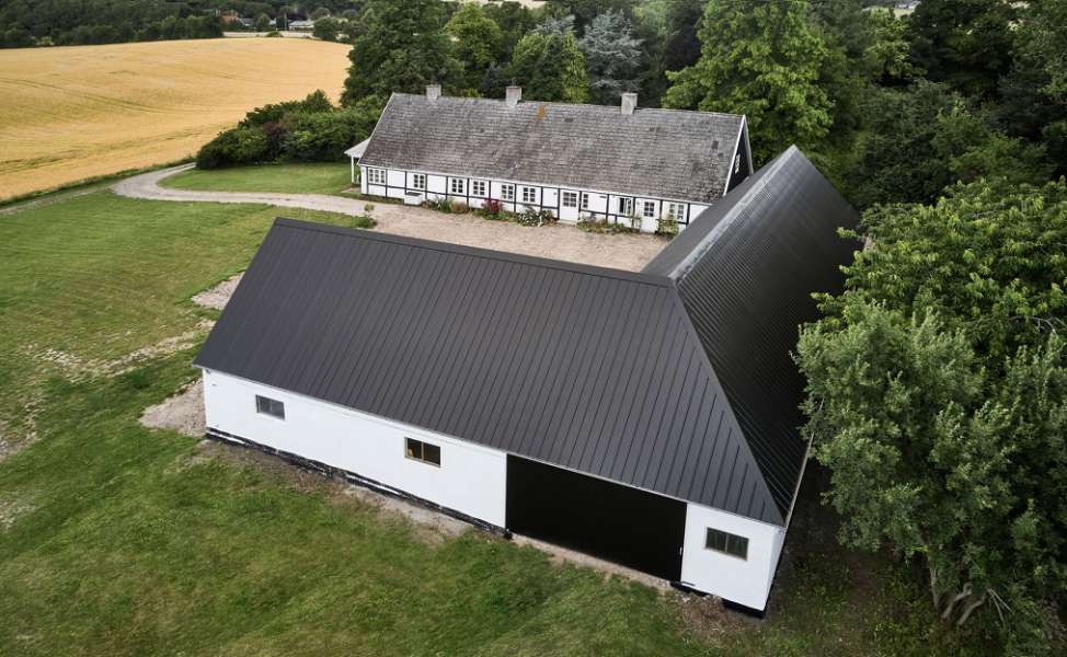 Bindingsværksgård ”tækket” med stålprofiler, Sneserevej 69, 4733 Tappernøje